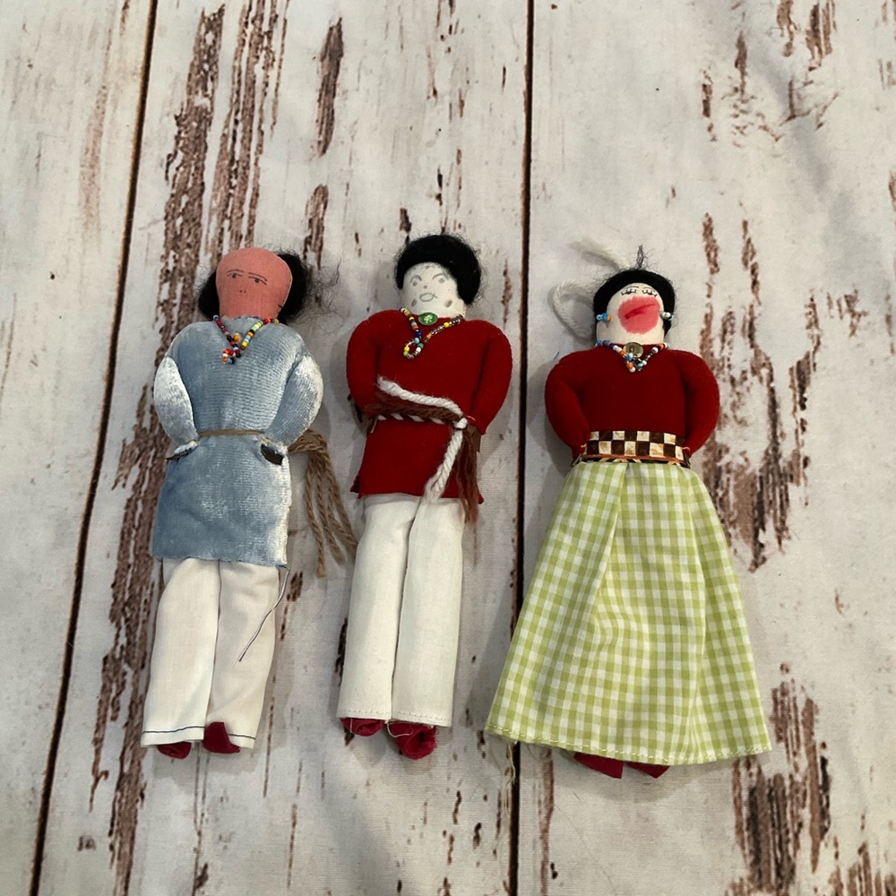 THREE VINTAGE HANDMADE VINTAGE NAVAJO ART‎ DOLLS